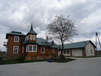 Widok na dom od południowego wschodu, w tle jeden z budynk&oacute;w dawnego przedsiębiorstwa. Materiały Biura Miejskiego Konserwatora Zabytk&oacute;w UM Rzeszowa